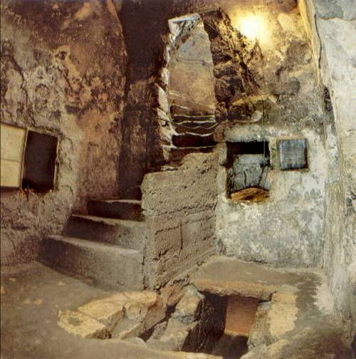 Το εσωτερικό του τάφου. Δεξιά η σκάλα που κατεβαίνει είναι ο νεκρικός θάλαμος.