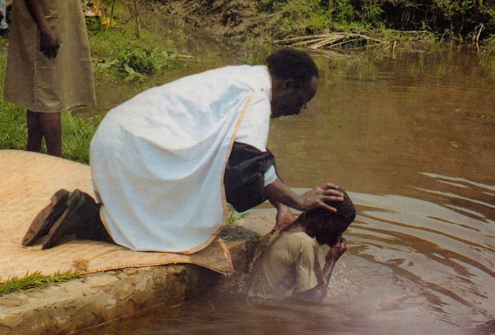Πρότυπη βάπτιση στην Κανάγκα του Κογκό. Ο ιθαγενής ιερέας ονομάζεται π. Ανδρέας Καγιάγια.