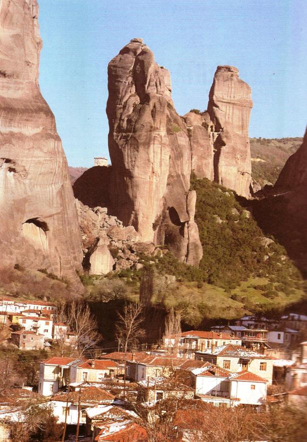 Το χωριό Καστράκι με τους βράχους  των Μετεώρων