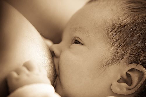 Το μητρικό γάλα προστατεύει απο το άσθμα