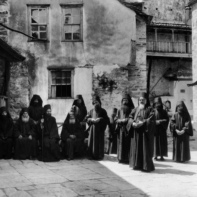 Μοναχοί του Αγίου Όρους, από την επίσκεψή του στο Περιβόλι της Παναγιάς, το 1928