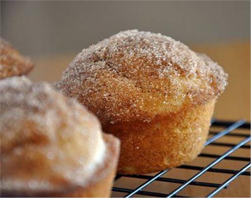 Τα Muffins συχνά πλασάρονται ως υγιεινές επιλογές για πρωινό ή γλυκό. Και ενώ σαφώς έχουν λιγότερες θερμίδες, παραμένουν πλούσια σε γλυκαντικές ουσίες. Τα Muffins του εμπορίου συνήθως μπορεί να περιέχουν έως και 500 θερμίδες, καθώς και 11 κουταλάκια του γλυκού ζάχαρη.  Αν σας αρέσουν τα Muffins, μπορείτε είτε να φτιάχνετε τα δικά σας ελέγχοντας τα υλικά άρα και τις θερμίδες που θα περιέχουν ή να αγοράζετε Light εκδοχές τους, με φυτικές ίνες και αλεύρι ολικής άλεσης.